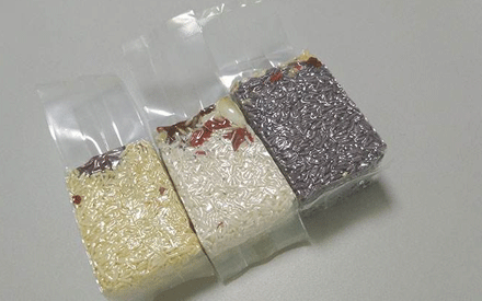 真空包裝袋為增加其性能通常采用多種材質(zhì)復(fù)合而成，常見的復(fù)合方法有：干法復(fù)合、擠出復(fù)合、共擠出復(fù)合、無溶劑復(fù)合、涂布復(fù)合、蒸鍍復(fù)合、熱熔膠復(fù)合等。其中干法復(fù)合是國內(nèi)復(fù)合真空包裝袋材料生產(chǎn)中應(yīng)用較為廣泛的，那么，真空包裝袋為什么大多采用干法復(fù)合？